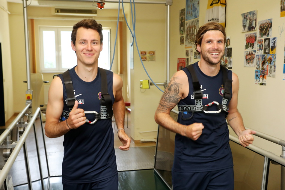 Clemens Fandrich (30, l.) und Philipp Zulechner (31) auf dem Laufband.