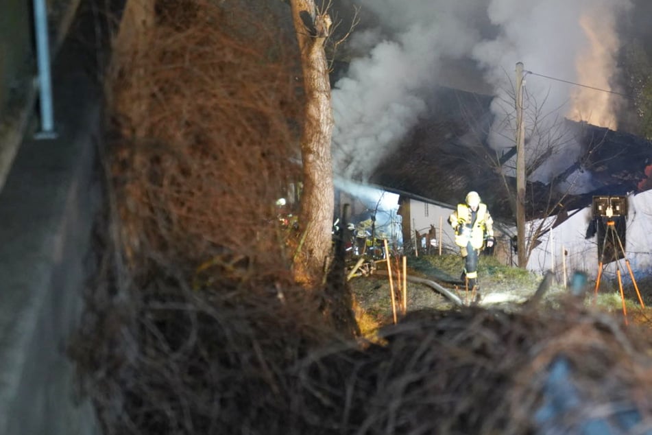 Das Feuer war am Sonntagabend in einem Haus in Brennberg im Landkreis Regensburg ausgebrochen.