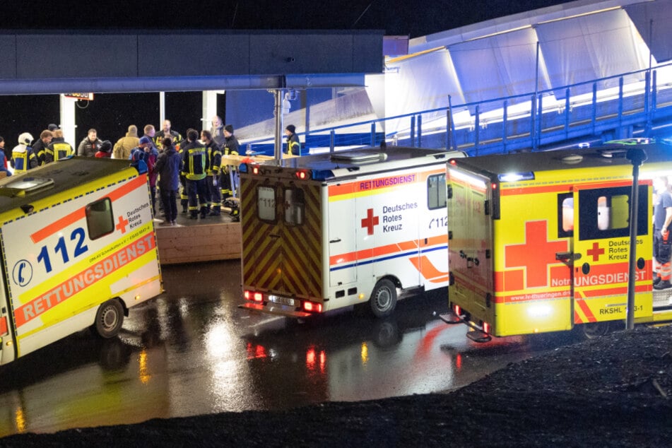 Mehrere Rettungswagen trafen am Donnerstagabend vor dem Ausgang der Bobbahn in Oberhof ein.