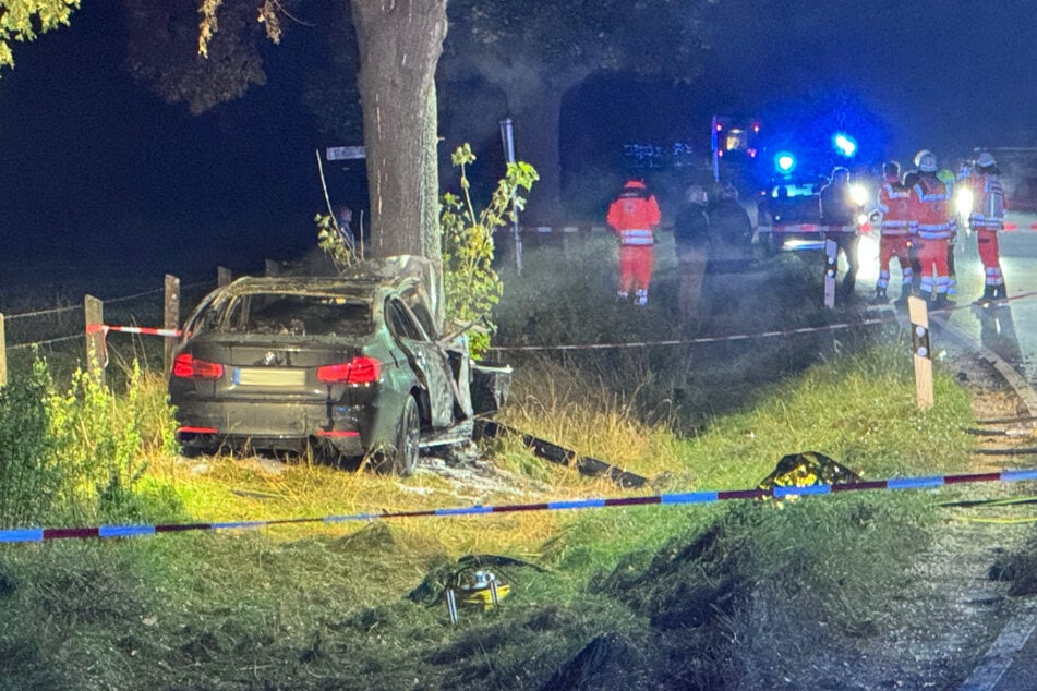 Zwei junge Männer sind nahe Petersdorf mit einem Auto gegen einen Baum geprallt und verletzt worden – einer von ihnen tödlich.