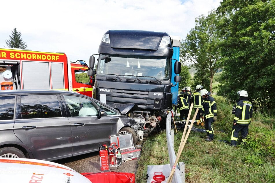 Der Ford-Fahrer konnte nicht mehr rechtzeitig bremsen und fuhr ebenfalls in den Lkw hinein.