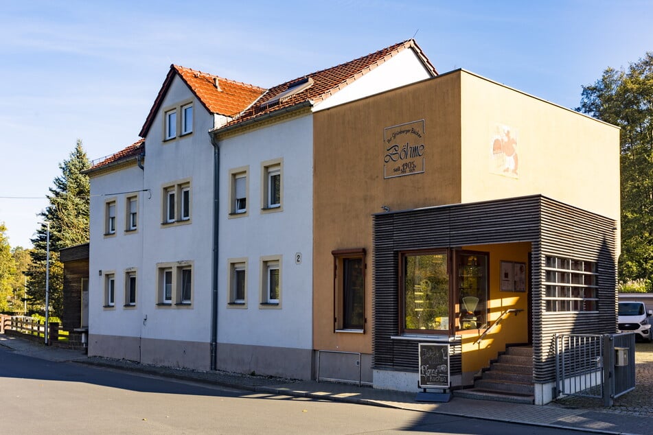 Ab dem Frühjahr soll der Schriftzug an der Fassade erneuert werden. Denn die Bäckerei in Grünberg heißt mittlerweile "Bäckerei Jacobi".