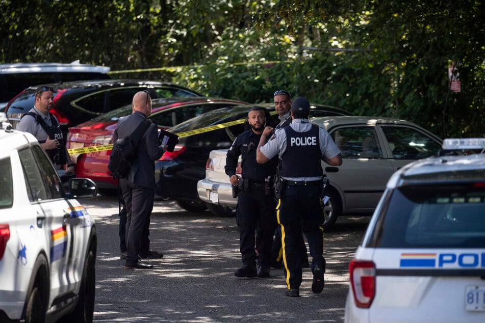 Beamte der Royal Canadian Mounted Police und der Polizei von Surrey arbeiten am Tatort.