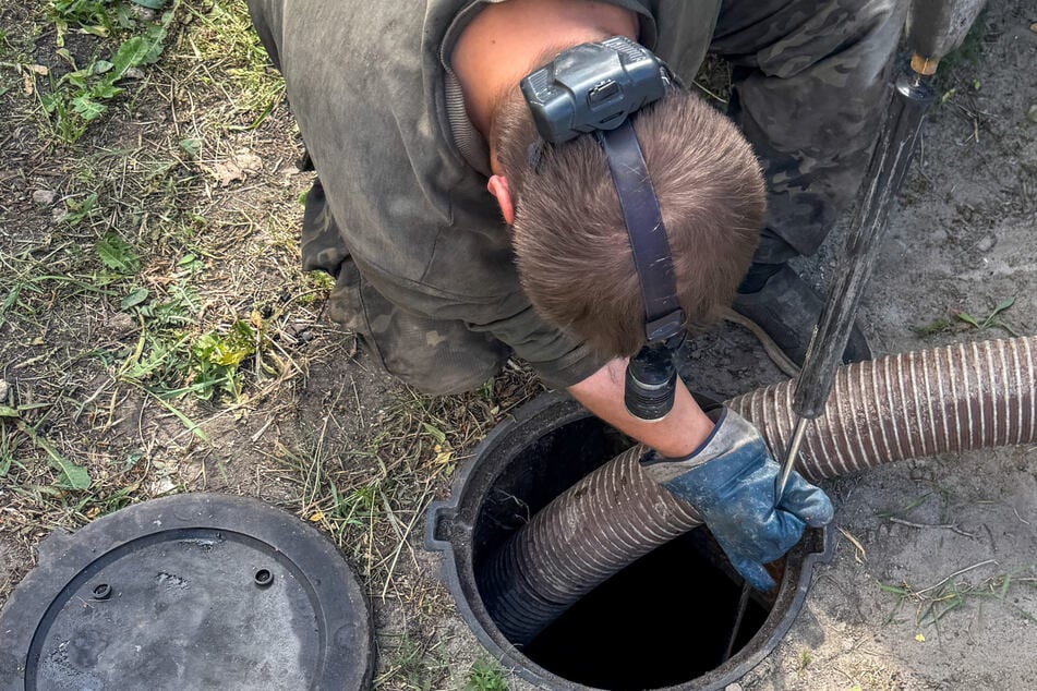 Frau beauftragt Kanalreiniger: Als sie dann die Rechnung sieht, fällt sie aus allen Wolken