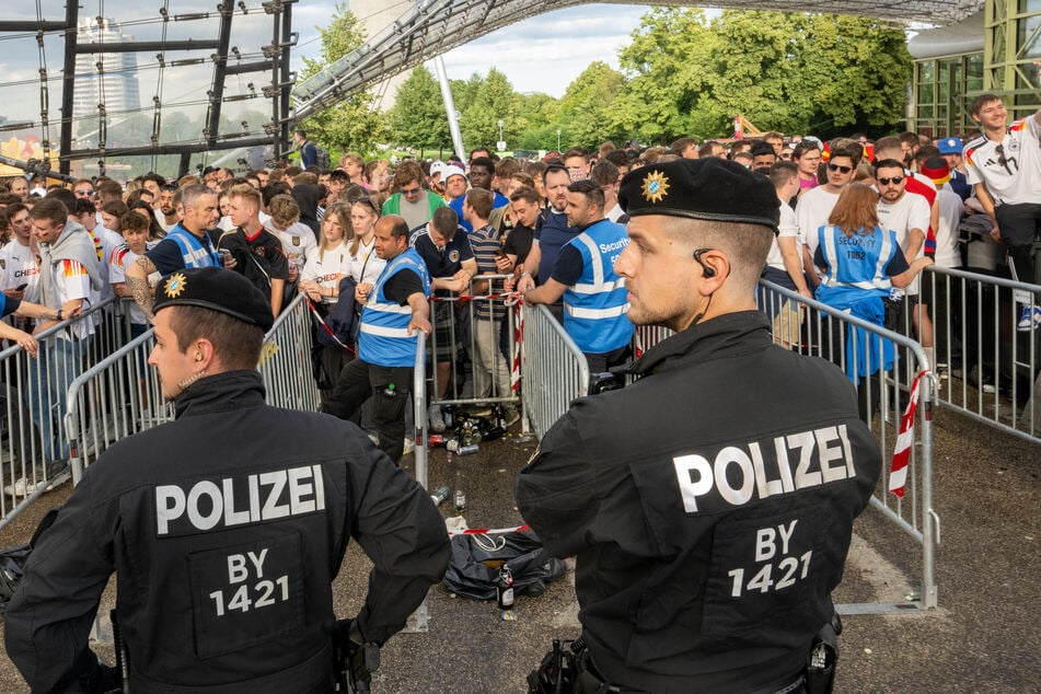 Zahlreiche Beamte sind in und um die Fan Zone im Olympiapark im Einsatz.