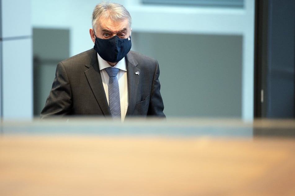 Nach seiner Corona-Infektion hat NRW-Innenminister Herbert Reul (68, CDU) Fehler eingeräumt. Die Beförderungsfeiern in seinem Haus seien ein "falsches Signal nach außen" gewesen.