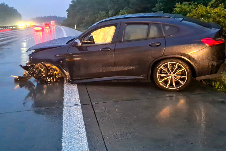 Nässe-Unfall auf A9: BMW dreht sich mehrfach auf der Autobahn!