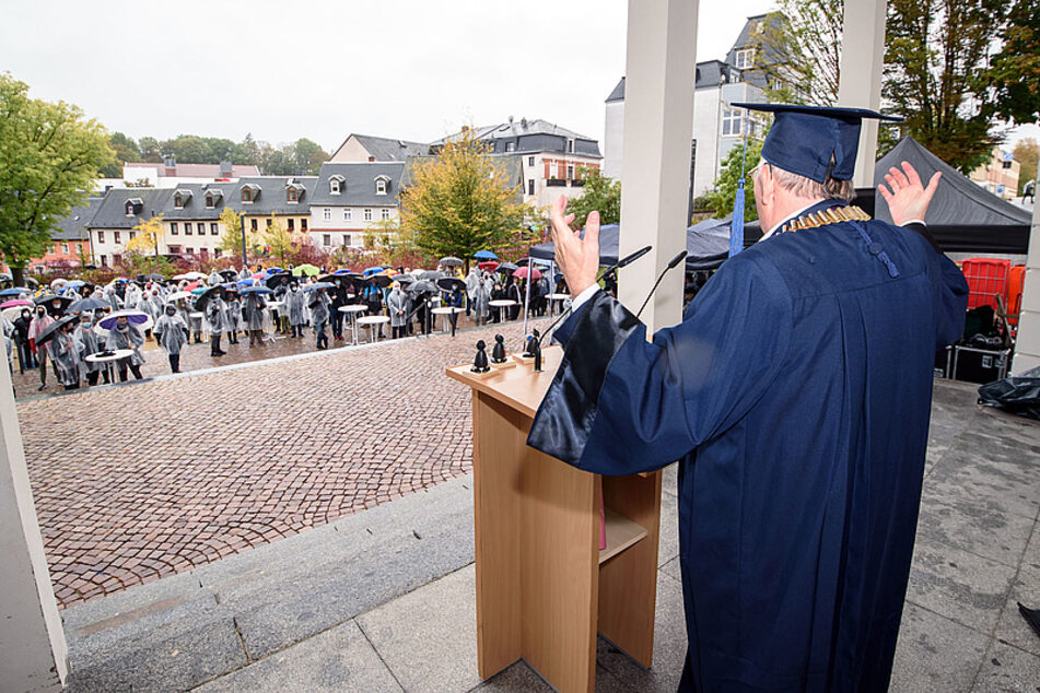 Rektor Ludwig Hilmer hielt beim feierlichen Auftakt ins Wintersemester eine Rede.