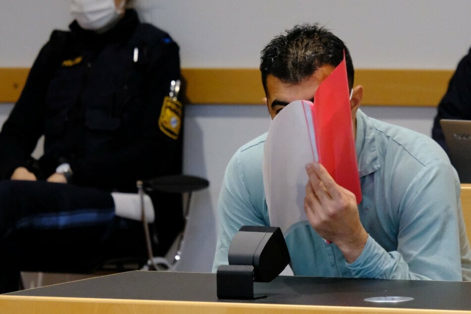 Der Angeklagte sitzt im Gerichtssaal. Am Dienstag wurde er zu lebenslanger Haft verurteil. (Archiv)