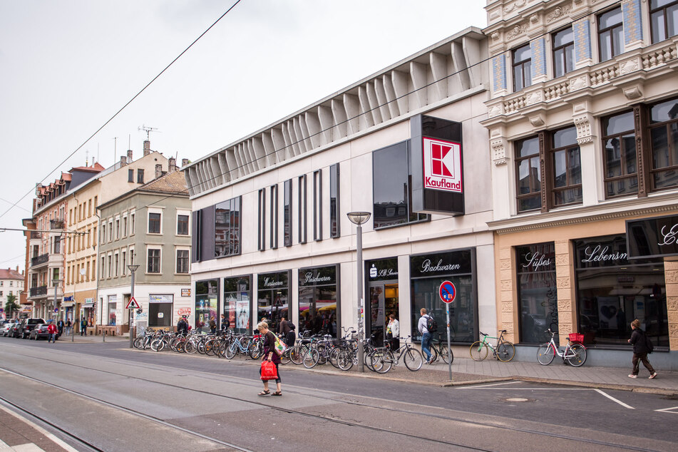 Gegen 20.45 Uhr sprachen die Unbekannten den 14-Jährigen am Lindenauer Markt an.