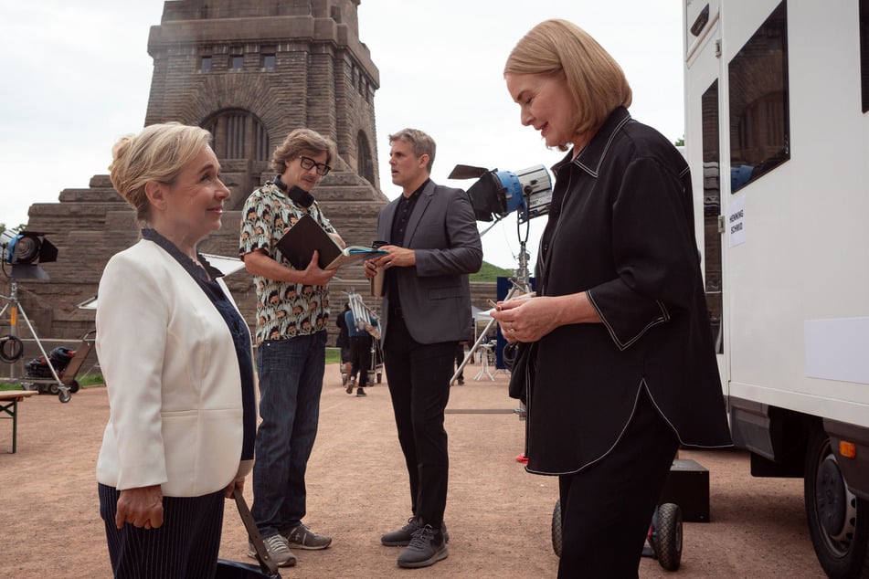 Mit Dialogwitz und Feingefühl verkörpert die als "Tatort"-Rechtsmedizinerin bekannte Hauptdarstellerin (l.) eine unkonventionelle Titelheldin.