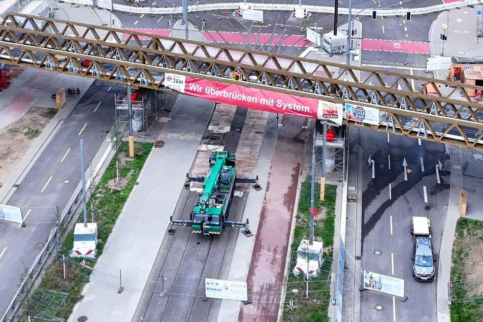 Behelfsbrücke steht: Wann rollt der Verkehr über dem Damaschkeplatz?