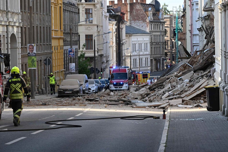 Zahlreiche Hilfskräfte sind vor Ort im Einsatz.