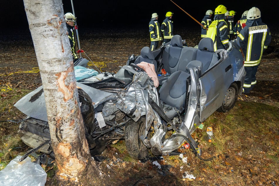 Die Feuerwehrleute mussten das Auto aufschneiden.