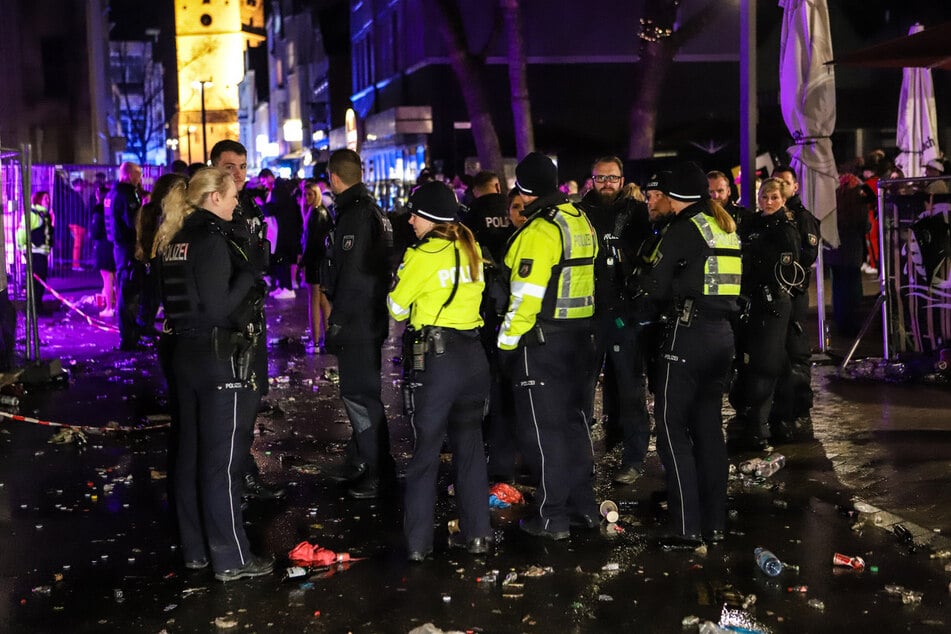Zu einer Karnevalsfete in Menden war die Polizei am Samstagabend mit einem Großaufgebot ausgerückt.