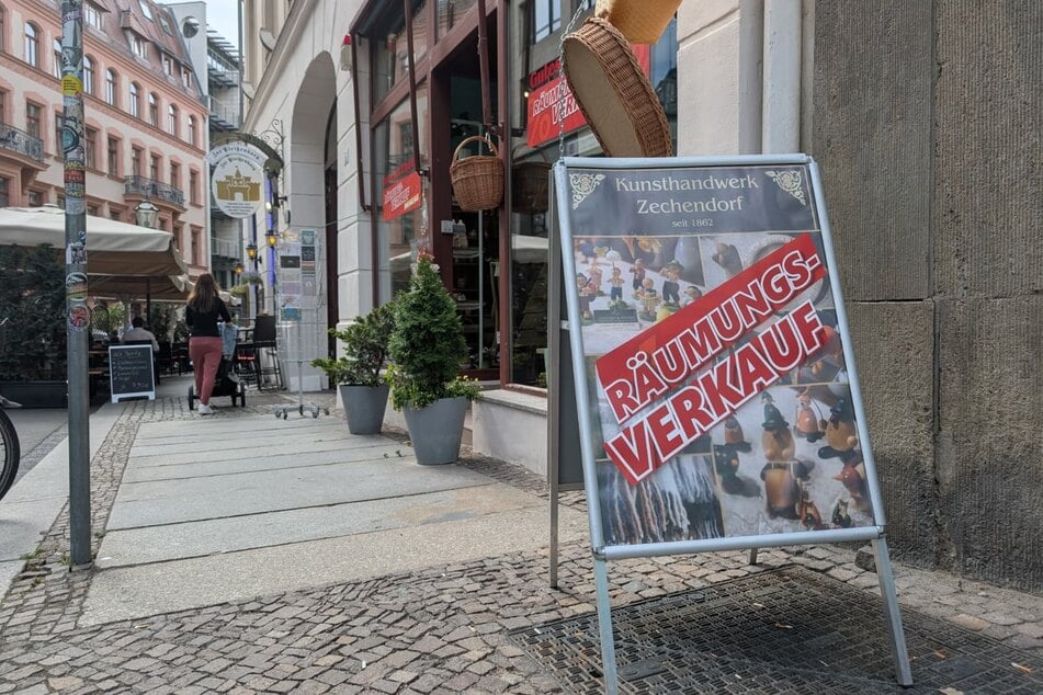 Unübersehbar: Das "Kunsthandwerk Zechendorf" hat den Räumungsverkauf begonnen.