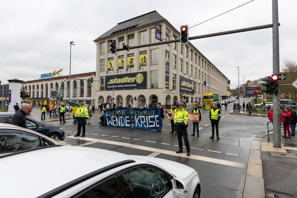 Angemeldete Straßenblockade: Klimagruppen blockierten die Kreuzung an der Leipziger Straße in Chemnitz. Die Polizei überwachte die Demo. Über diese Aktion waren einige stinksauer.