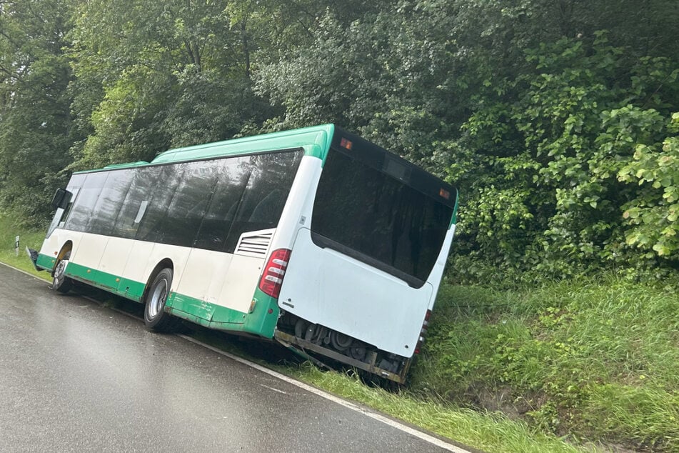 Wegen einer Unachtsamkeit des 29 Jahre alten Fahrers landete der mit sechs Schülerinnen und Schülern besetzte Bus im Straßengraben.