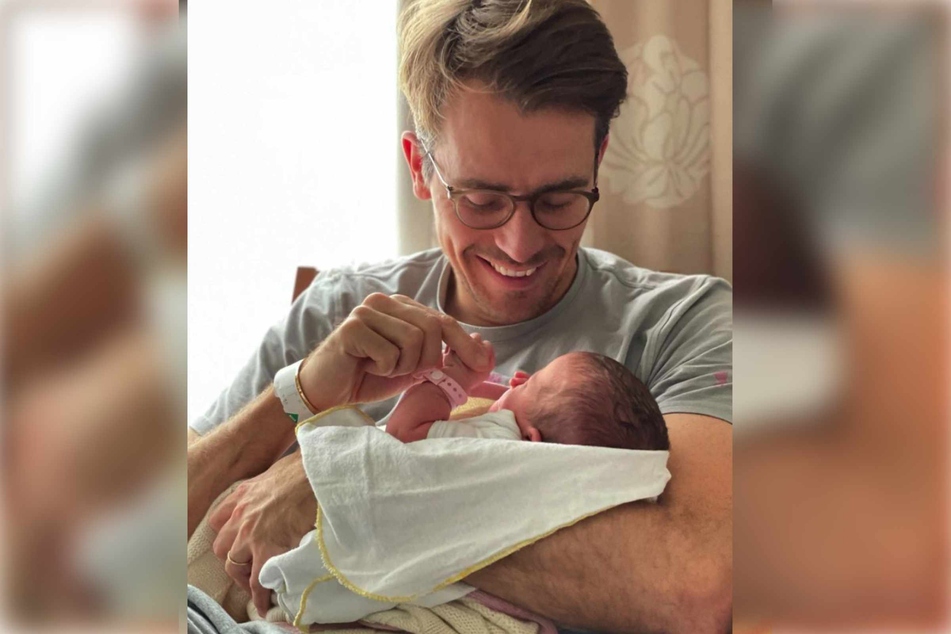 TV-Arzt Dr. Johannes Wimmer (38) hält seine Ende August geborene Tochter im Arm.