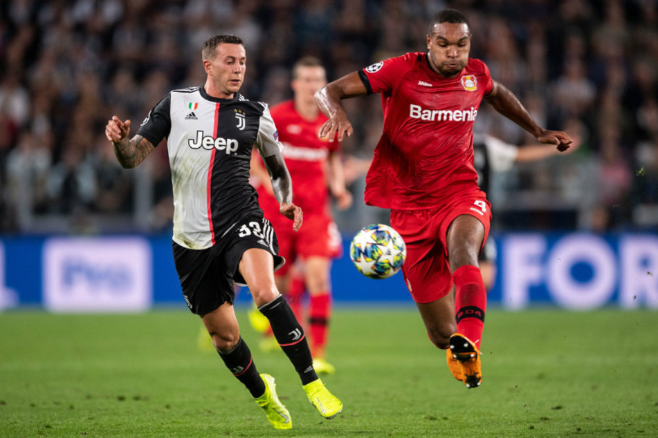 Juves Federico Bernardeschi (26, l.) im Zweikampf mit Bayers Jonathan Tah (24). Der italienische Nationalspieler wird von italienischen Medien mit einem Wechsel zu Hertha BSC in Verbindung gebracht.