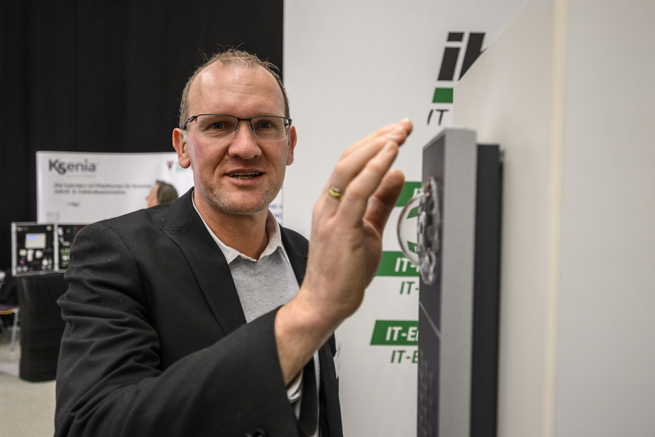 Jens Schwendel von der Firma IBES an einem Hand-Adern-Scanner.