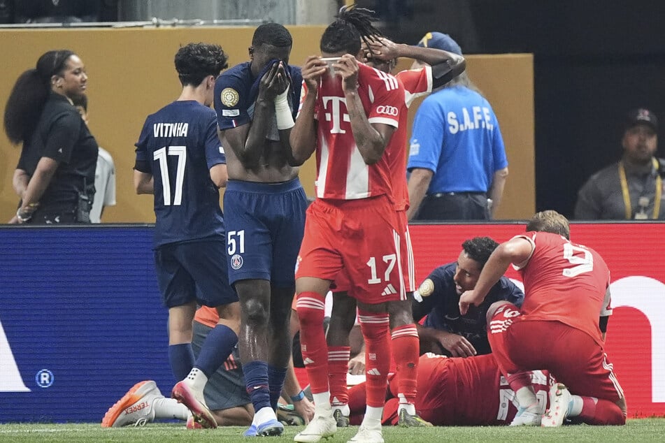 Michael Olise (r.) und Willian Pacho können gar nicht hinsehen, als Musiala behandelt wird.