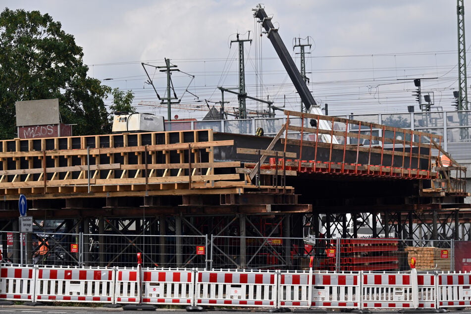 Die Baustelle ist am Schmidtstedter Knoten nahe dem Hauptbahnhof von Erfurt eingerichtet.