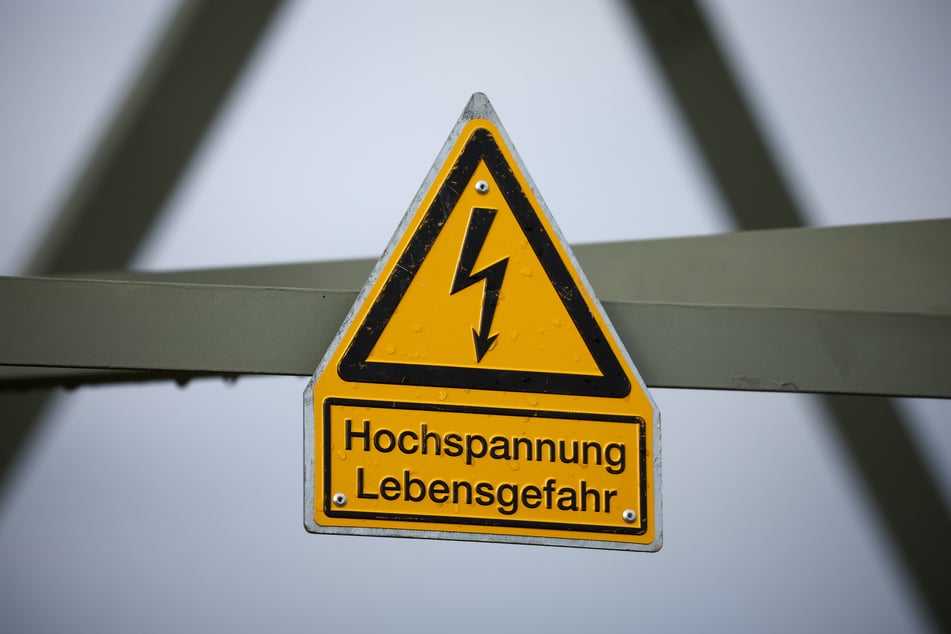 Die Leitung wird laut Netzagentur in weiten Teilen in der Trasse der bestehenden 220-KV-Leitung verlaufen. (Symbolbild)