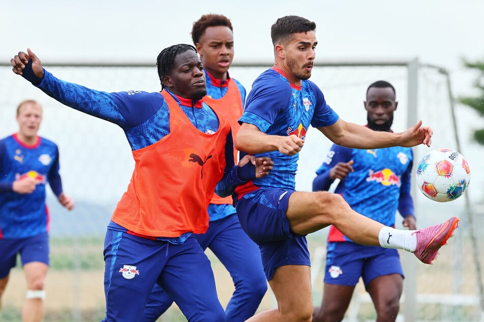 Kampf um den Ball! Am Freitagnachmittag waren noch einmal alle Kicker von RB Leipzig gefordert.