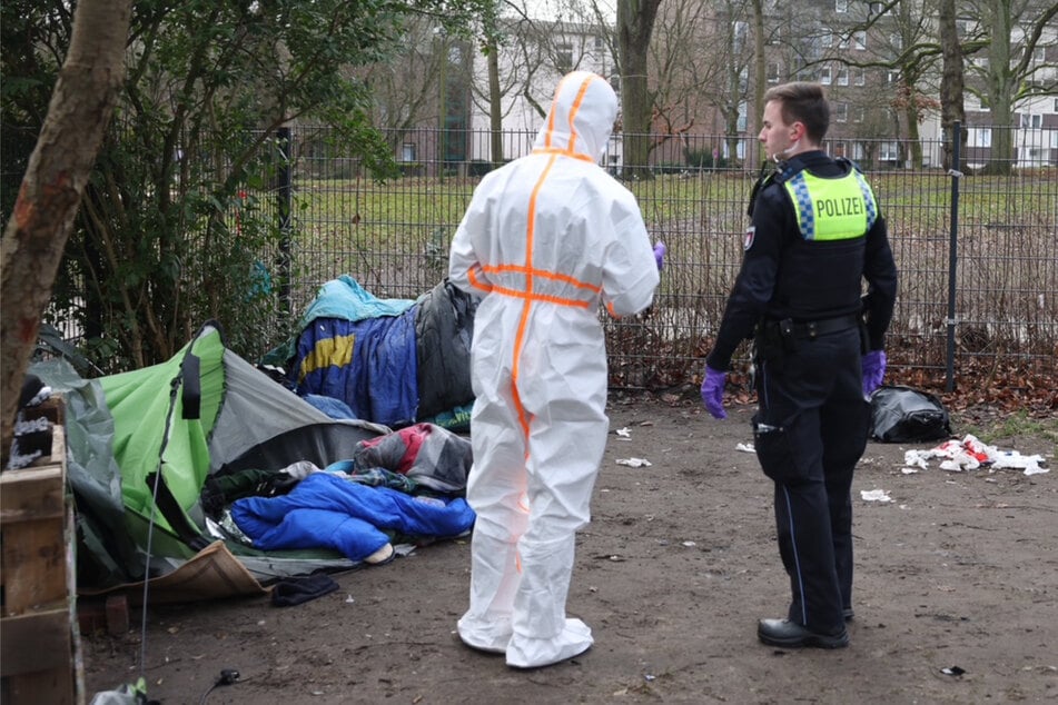 In einem Zelt neben einer Drogenhilfe-Einrichtung in Hamburg wurde am heutigen Freitag die Leiche eines Mannes gefunden.