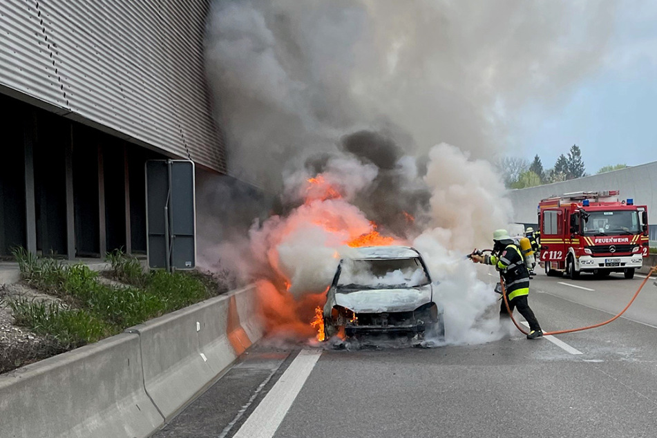 Unfall A9: Feuerwehreinsatz auf der A9: Auto fing während der Fahrt Feuer!
