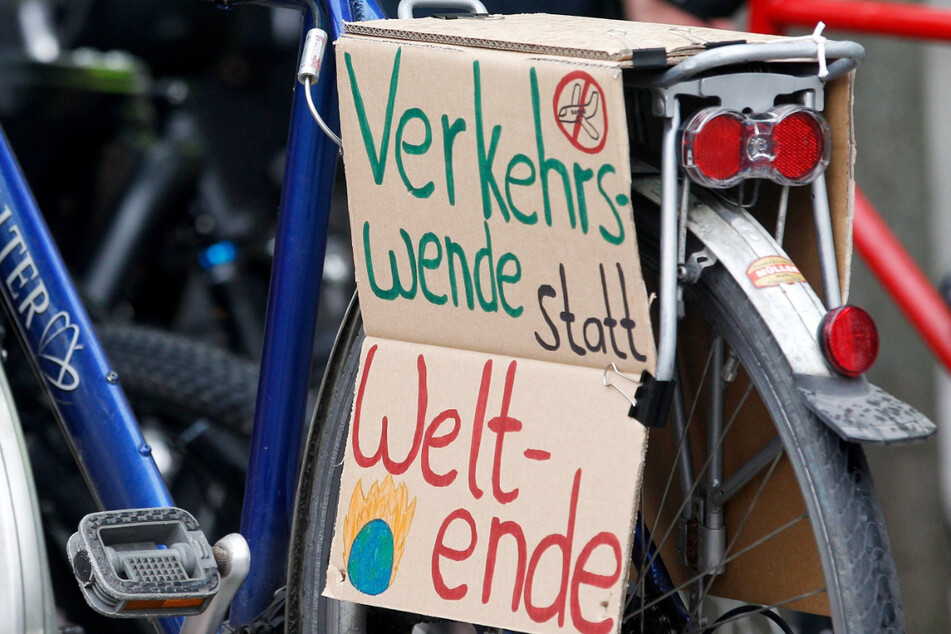 Fahrradfahrer demonstrieren auf der Autobahn für Verkehrswende