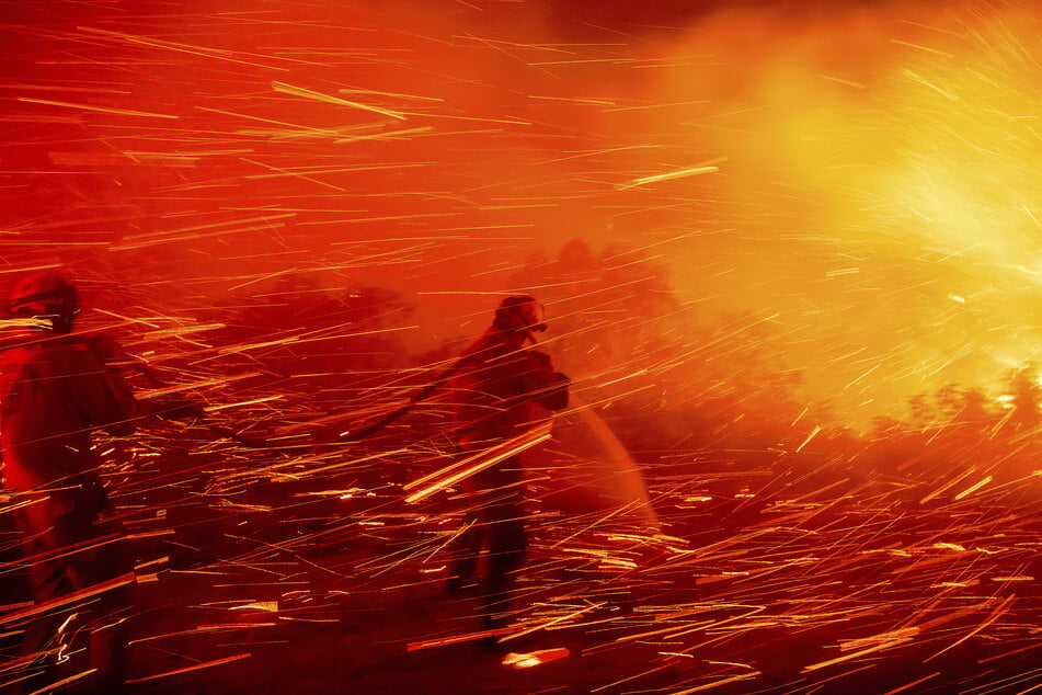 Während im Süden des Landes Schnee fällt, kämpfen Einsatzkräfte in Kalifornien weiterhin gegen die Flammen an.