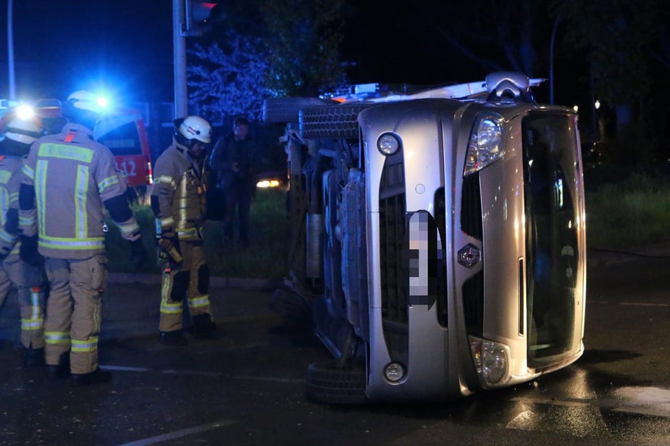 Transporter wird gerammt und kippt um: Zwei Menschen bei Unfall verletzt