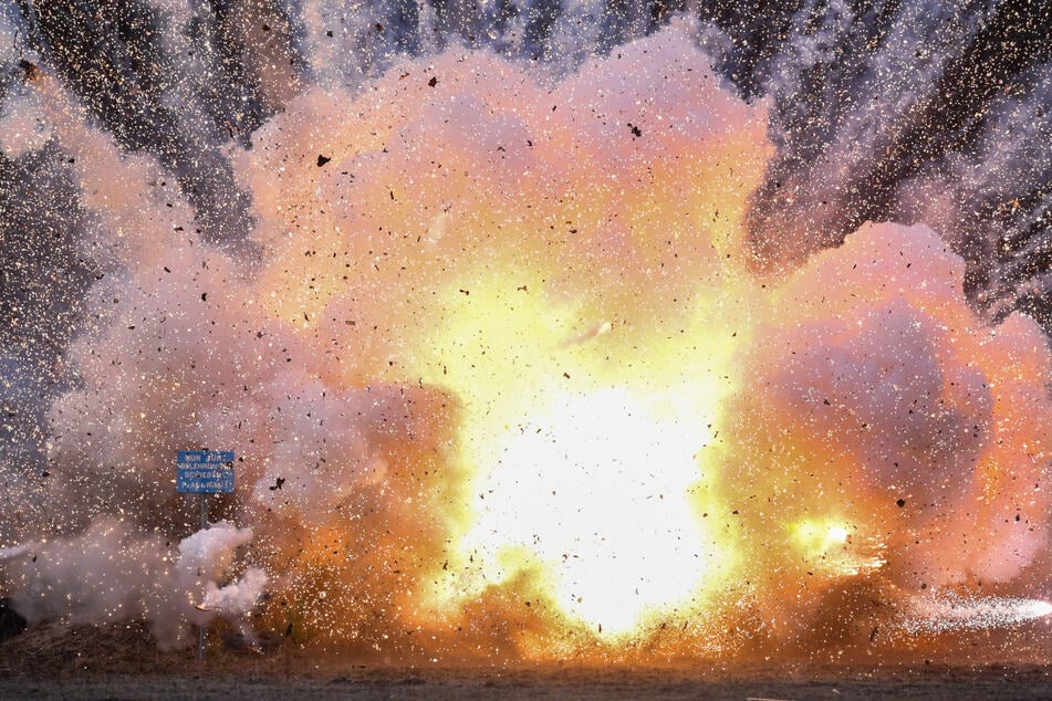 Durch eine Explosion von Pyrotechnik wurde ein 24-Jähriger stark am Auge verletzt. (Symbolbild)