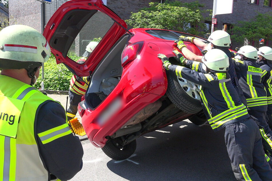 Heftiger Crash: Skoda kippt bei Unfall in Langenfeld auf die Seite