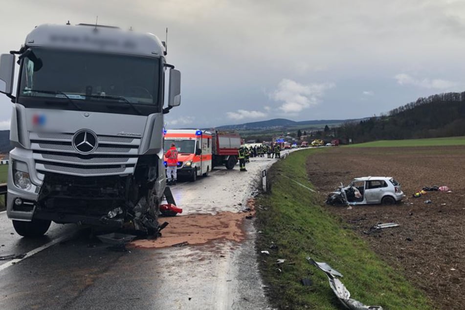 Das Auto der Frau landete in einem nahen Acker.