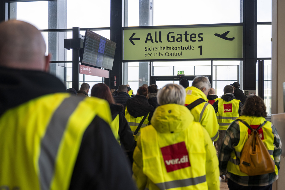 Die Gewerkschaft ver.di hat die Belegschaften der privaten Sicherheitsunternehmen an elf Flughäfen zu einem ganztägigen Warnstreik aufgerufen.