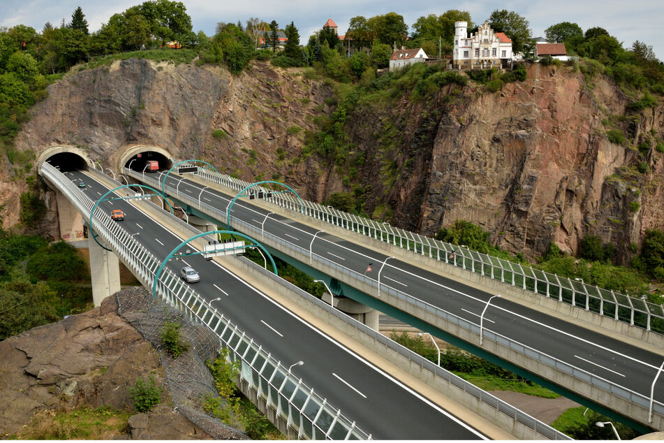 Die 982 Autobahnbrücken in Sachsen sind in einem guten Zustand, wie hier die Brücken an der A17 Richtung Prag. Aber bei insgesamt 17 Prozent der Brücken an Bundes- und Staatsstraßen ist Sanierungsbedarf aufgelaufen.