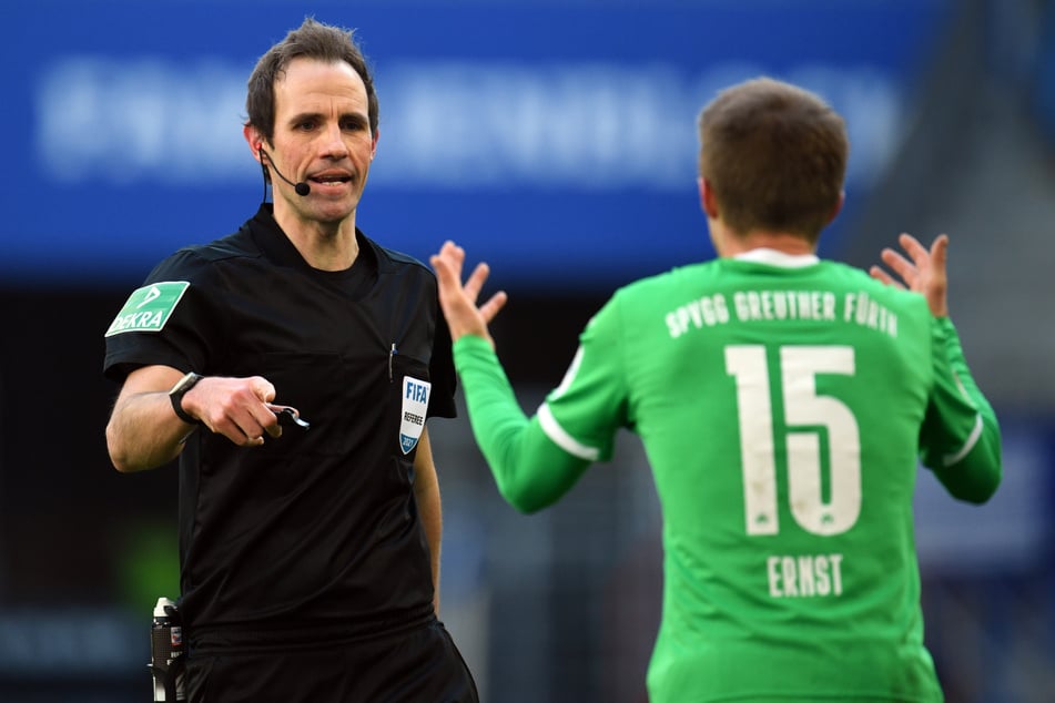 Schiedsrichter Sascha Stegemann (l.) zeigte Greuther Fürths Sebastian Ernst eine unberechtigte Gelb-Rote-Karte.