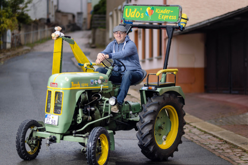 Udo Friedrich (53) aus Meerane auf seinem Kinderexpress-Traktor.