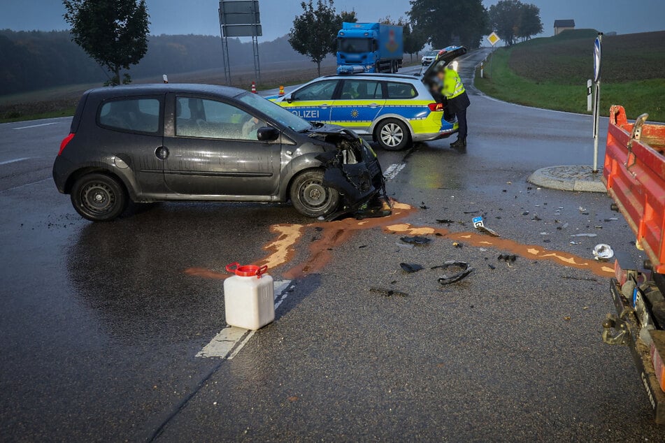 Ein Multicar und ein Renault krachten auf der Bundesstraße zusammen.