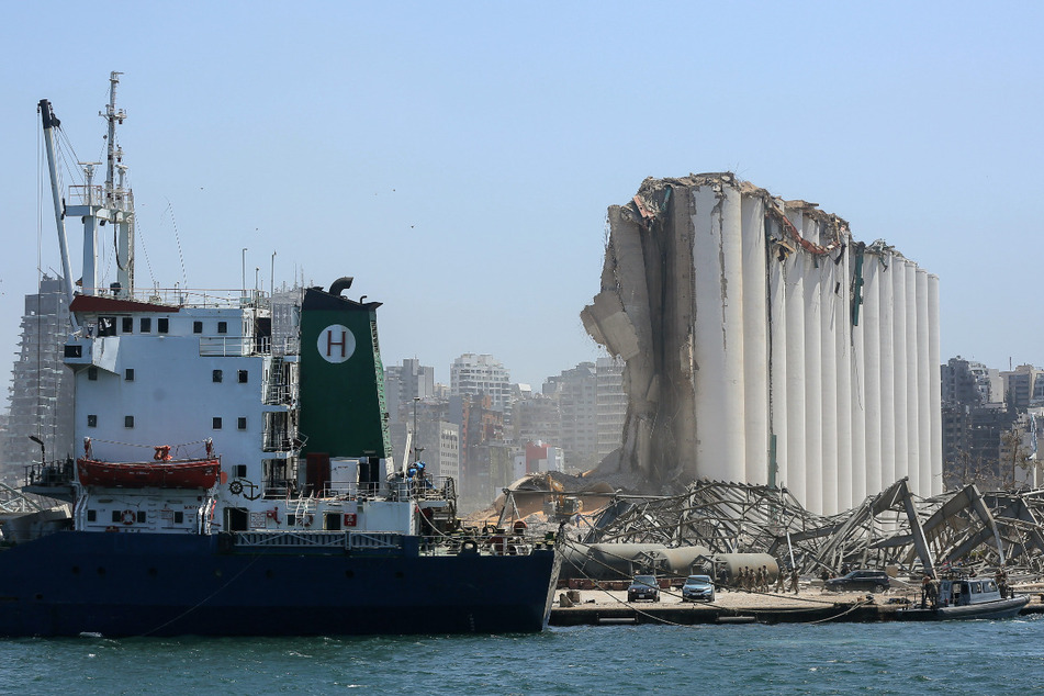 Soldaten der libanesischen Marine fährt an einem Wrack eines Schiffes im Hafen vorbei, an dem sich am 4. August eine schwere Explosion ereignete.
