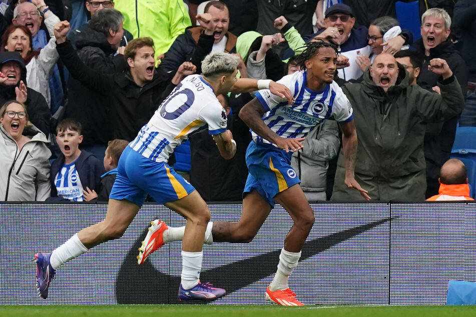 Joao Pedro (r) hatte Brighton in der Nachspielzeit zum Sieg geschossen.