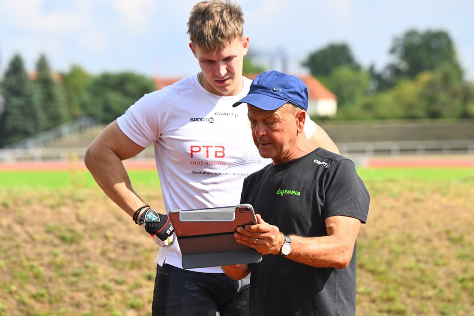 Coach Gerd Leopold (67, r.) zeigt Anschieber-Neuzugang Tim Becker (22, l.), was er noch verbessern muss.