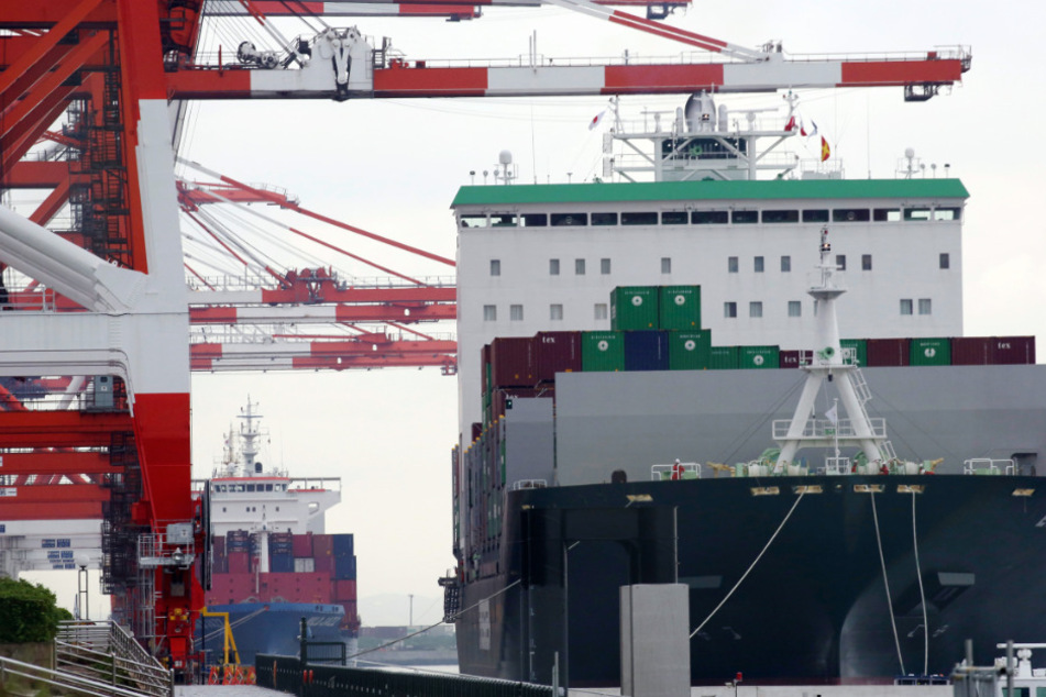 Ein Containerschiff in Tokio.