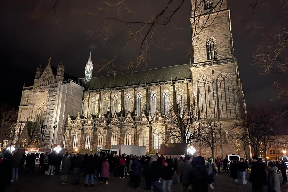 Vor dem Dom in Magdeburg kommen immer mehr Menschen zusammen.