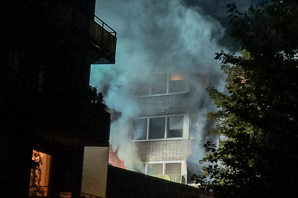 Dichter Rauch dringt aus der Brandwohnung in Hamburg-Borgfelde.