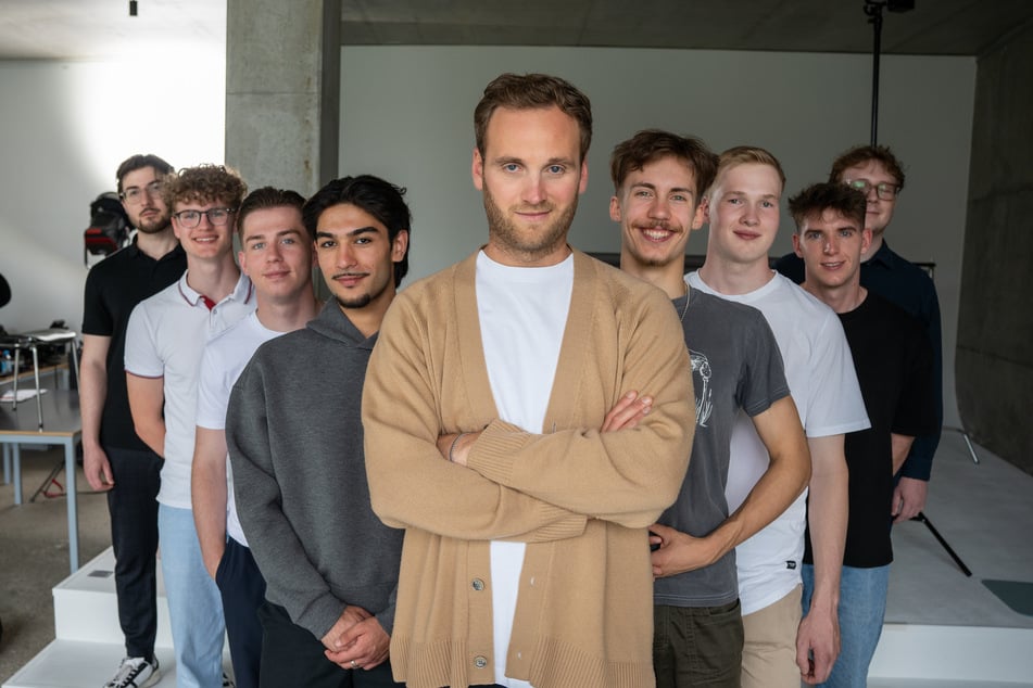 Mehrere junge Männer sprechen mit Leon Windscheid (M.) über Performance-Druck beim Sex.