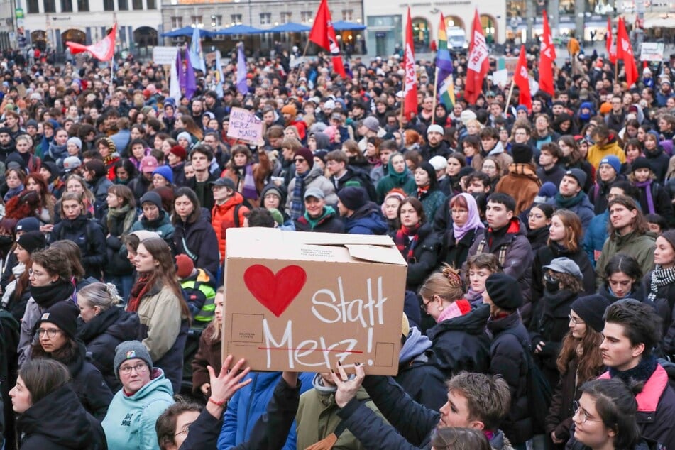 Am Donnerstag versammelten sich Hunderte Menschen auf dem Leipziger Marktplatz.